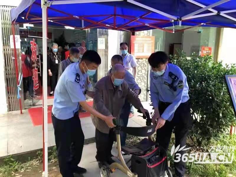 贊！合肥包河區(qū)城管開啟“暖心通道” 助力行動不便老人接種疫苗